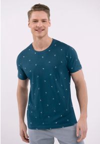 Volcano - T-shirt z nadrukiem all over T-NEPTUN. Kolor: niebieski. Materiał: materiał, bawełna, dresówka, dzianina. Długość rękawa: krótki rękaw. Długość: krótkie. Wzór: nadruk. Sezon: lato. Styl: klasyczny #1