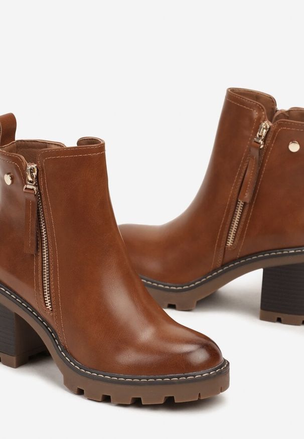 Born2be - Brązowe Botki na Obcasie Ozdobione Suwakiem Lerinea. Wysokość cholewki: za kostkę. Kolor: brązowy. Szerokość cholewki: normalna. Wzór: aplikacja. Sezon: jesień, zima. Obcas: na obcasie. Styl: boho. Wysokość obcasa: średni