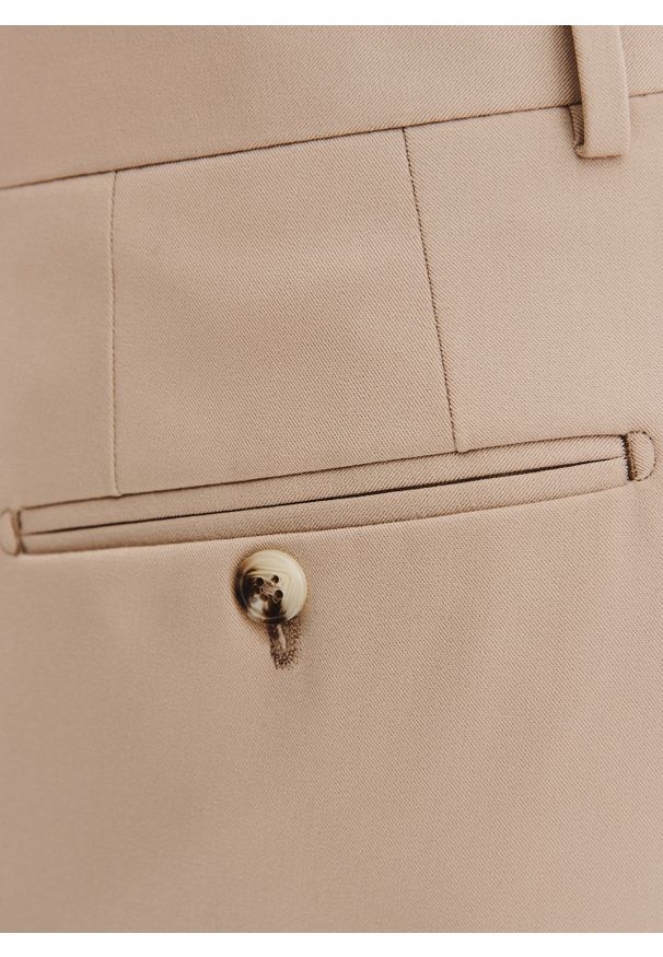Pako Lorente - PAKO LORENTE – Beżowe spodnie garniturowe. Okazja: na spotkanie biznesowe. Kolor: beżowy. Materiał: poliester, elastan, wiskoza. Styl: biznesowy