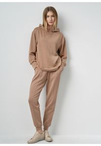 Ochnik - Bluza damska z kapturem w kolorze camel. Typ kołnierza: kaptur. Kolor: brązowy. Materiał: poliester, elastan, tkanina, włókno. Długość: długie #4