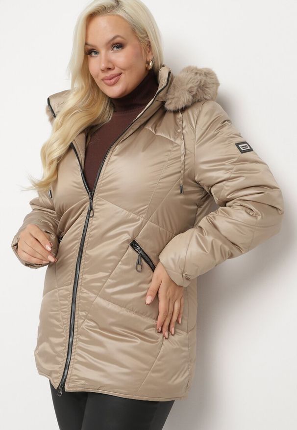 Born2be - Ciemnobeżowa Kurtka Lekko Pikowana z Odpinanym Kapturem i Futerkiem Fioritta. Kolekcja: plus size. Kolor: beżowy. Materiał: futro. Sezon: zima