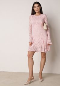 Born2be - Różowa Sukienka Koronkowa z Rozkloszowanymi Rękawami Cinatea. Okazja: na co dzień. Typ kołnierza: kokarda. Kolor: różowy. Materiał: koronka. Typ sukienki: proste. Styl: casual #3