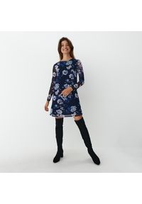 Mohito - Ciemnoniebieska sukienka mini w kwiaty - Granatowy. Kolor: niebieski. Wzór: kwiaty. Długość: mini #1