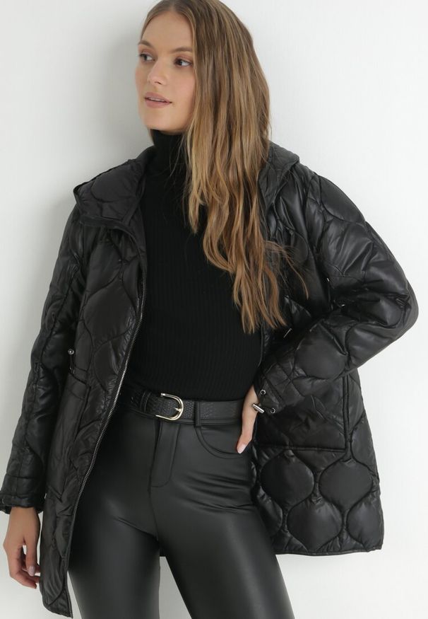 Born2be - Czarna Kurtka z Geometrycznym Pikowaniem i Kapturem Cala. Okazja: na co dzień. Kolor: czarny. Materiał: tkanina. Długość rękawa: długi rękaw. Długość: długie. Wzór: geometria. Styl: casual