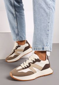 Renee - Brązowe Sneakersy na Płaskiej Podeszwie z Geometryczną Wstawką Sewla. Okazja: na co dzień. Kolor: brązowy. Materiał: jeans. Wzór: geometria. Obcas: na płaskiej podeszwie