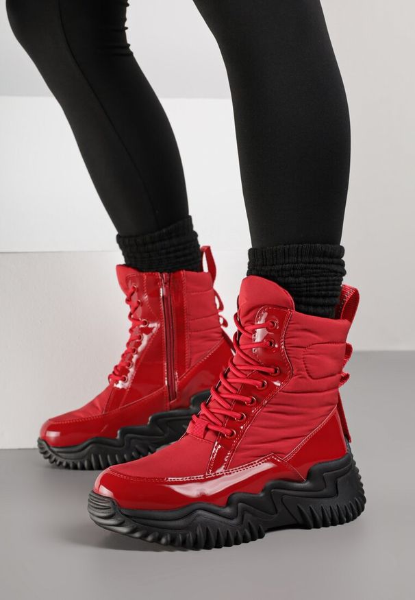 Born2be - Czerwone Sznurowane Śniegowce VICES z Lakierowanymi Wstawkami i Tłoczeniami Reisanna. Okazja: na co dzień. Kolor: czerwony. Materiał: lakier. Styl: casual, sportowy