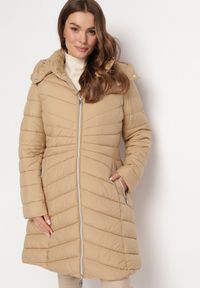 Born2be - Beżowa Długa Kurtka z Ukośnym Pikowaniem i Odpinanym Kapturem Nellana. Kolor: beżowy. Długość: długie #2