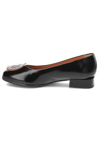 Czarne Czółenka Armodo Eleganckie Obuwie Damskie Z Broszką. Kolor: czarny. Materiał: materiał. Wzór: kolorowy. Obcas: na obcasie. Styl: elegancki. Wysokość obcasa: średni