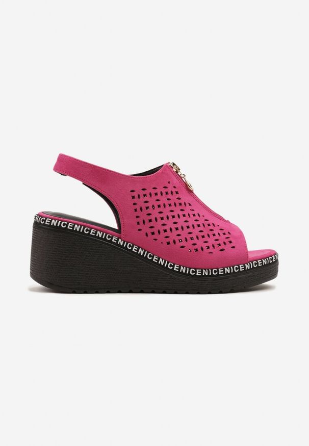 Born2be - Fuksjowe Ażurowe Sandały Vices na Koturnie Ozdobione Suwakiem Linarose. Okazja: na spacer, na co dzień. Kolor: różowy. Wzór: ażurowy, aplikacja. Obcas: na koturnie. Styl: casual, elegancki. Wysokość obcasa: średni