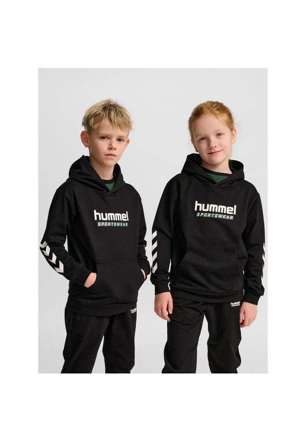 Bluza z kapturem dla dzieci Hummel Logo. Typ kołnierza: kaptur. Kolor: czarny. Długość rękawa: długi rękaw. Styl: młodzieżowy