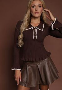 Renee - Brązowy Sweter Retro z Wiskozą Zdobiony Kołnierzykiem Falbankami i Guzikami Sirrise. Typ kołnierza: kołnierz z falbankami. Kolor: brązowy. Materiał: wiskoza. Długość rękawa: długi rękaw. Długość: długie. Wzór: aplikacja. Styl: retro