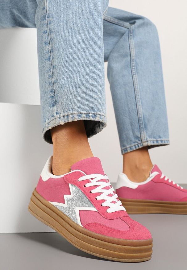 Renee - Fuksjowe Sneakersy w Stylu Tenisówek Ozdobione Geometrycznym Wzorem Tolivanna. Okazja: na co dzień. Zapięcie: sznurówki. Kolor: różowy. Materiał: jeans. Wzór: geometria, aplikacja