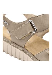 Sandały damskie Rieker, cholewka ze skóry ekologicznej z materiałowym wnętrzem zapinane na rzep, beżowe, V1382-64. Okazja: na co dzień, na spacer. Zapięcie: rzepy. Kolor: beżowy. Materiał: materiał, skóra ekologiczna. Wzór: paski. Sezon: lato. Styl: casual, wizytowy #4