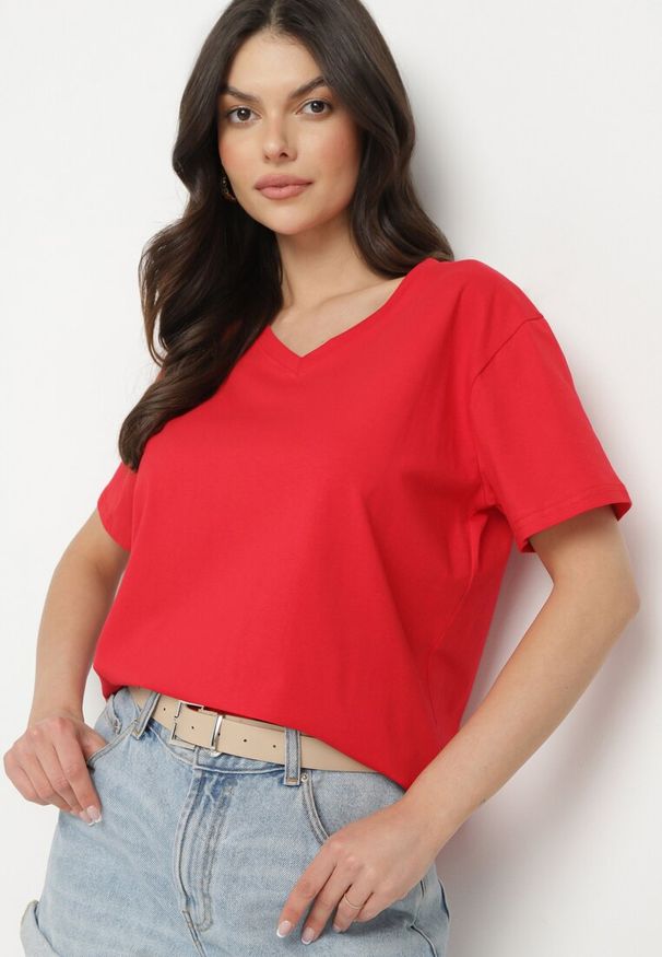 Born2be - Czerwony Bawełniany T-shirt z Trójkątnym Dekoltem Nelirna. Okazja: na spacer, na co dzień. Kolor: czerwony. Materiał: bawełna. Styl: casual, klasyczny
