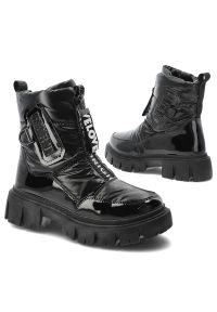 Czarne Śniegowce Filippo Ocieplane Buty Damskie. Okazja: na co dzień, na spacer. Zapięcie: zamek. Kolor: czarny. Materiał: lakier. Wzór: napisy. Sezon: zima. Styl: casual #9