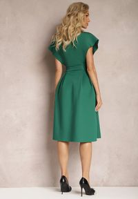 Renee - Zielona Sukienka Midi z Kopertowym Dekoltem o Rozkloszowanym Fasonie Tenero. Typ kołnierza: dekolt kopertowy. Kolor: zielony. Typ sukienki: kopertowe. Długość: midi #3