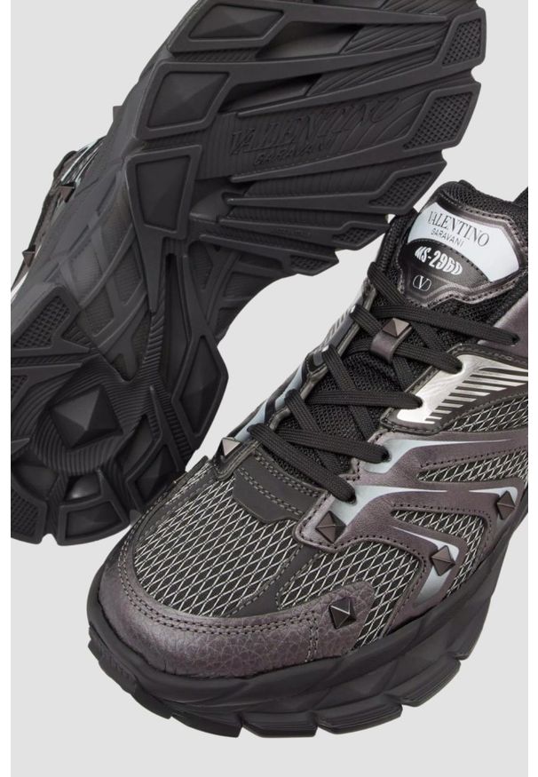 Valentino Garavani - VALENTINO GARAVANI Czarne sneakersy LOW-TOP, Rozmiar 43. Kolor: czarny