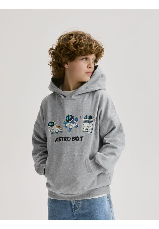 Reserved - Bluza z kapturem Astro Bot - jasnoszary. Typ kołnierza: kaptur. Kolor: szary. Materiał: bawełna, dzianina