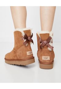 Ugg - UGG - Brązowe śniegowce Mini Bailey Bow. Kolor: brązowy. Materiał: wełna, materiał. Szerokość cholewki: normalna. Wzór: aplikacja. Sezon: zima, jesień #9