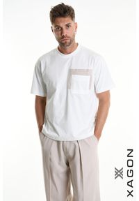 Xagon Man T-shirt | P26082 ZUTS72 | Mężczyzna | Biały. Okazja: na co dzień. Kolor: biały. Materiał: bawełna. Długość: długie. Wzór: aplikacja. Styl: casual, elegancki #6