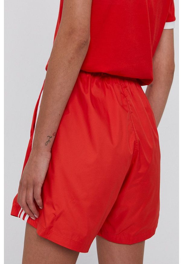 adidas Originals - Szorty. Okazja: na co dzień. Kolor: czerwony. Materiał: tkanina, materiał. Styl: casual