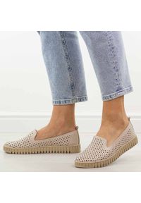 DEONI - Beżowe ażurowe skórzane Polskie półbuty damskie Deoni D056. Okazja: na co dzień. Nosek buta: okrągły. Kolor: beżowy. Materiał: skóra. Szerokość cholewki: normalna. Wzór: ażurowy. Sezon: wiosna, jesień, lato. Styl: casual, elegancki, klasyczny #1