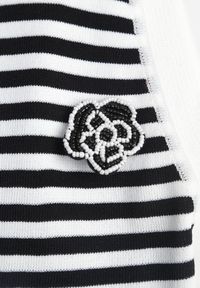 Born2be - Biało-Czarny Top w Paski z Broszką Duzette. Kolor: biały. Materiał: wiskoza, tkanina. Długość rękawa: bez rękawów. Wzór: paski. Styl: elegancki #4