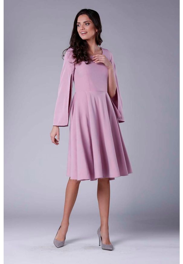 Nommo - Różowa Sukienka Midi z Wirującym Dołem i Rozciętym Rękawem. Kolor: różowy. Materiał: poliester, wiskoza. Długość: midi