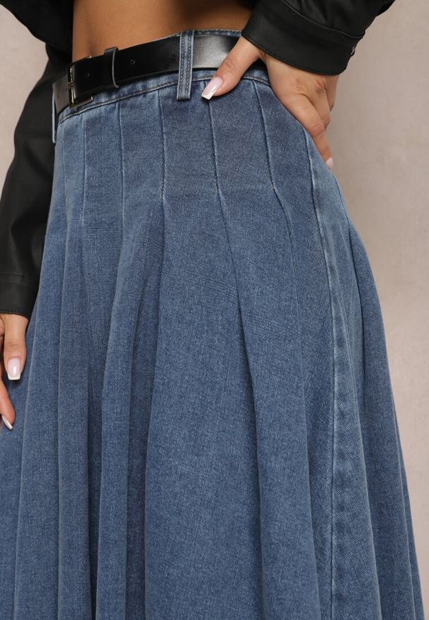 Renee - Granatowa Rozkloszowana Spódnica Jeansowa z Paskiem z Klamrą Varnie. Okazja: na uczelnię. Kolor: niebieski. Materiał: jeans
