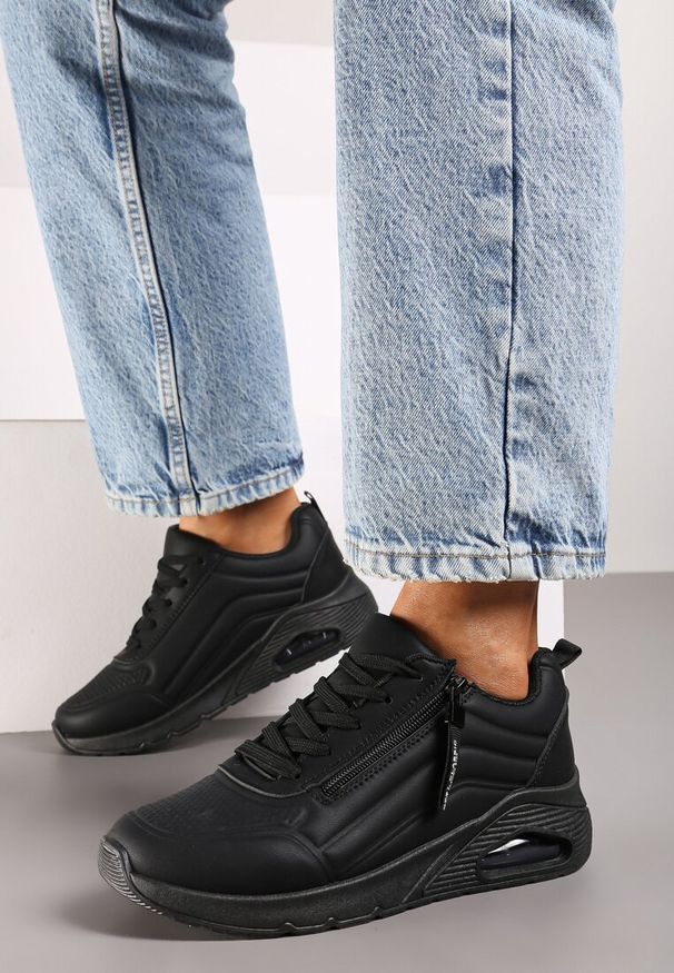 Renee - Czarne Sneakersy na Platformie z Przezroczystą Wstawką i Suwakiem z Napisami Valentinae. Okazja: na co dzień. Kolor: czarny. Materiał: jeans. Wzór: napisy. Obcas: na platformie. Wysokość obcasa: średni