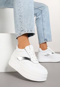 Renee - Biało-Srebrne Sznurowane Sneakersy Vices na Platformie z Metalicznymi Paskami Neliawen. Nosek buta: okrągły. Zapięcie: pasek. Kolor: biały. Materiał: jeans. Obcas: na platformie