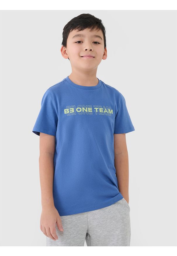 4f - 4F T-shirt z nadrukiem chłopięcy - niebieski 146 (10-11 lat). Okazja: na co dzień. Kolor: niebieski. Materiał: dzianina, jersey, bawełna. Długość rękawa: krótki rękaw. Długość: krótkie. Wzór: nadruk. Sezon: lato. Styl: casual, klasyczny, sportowy