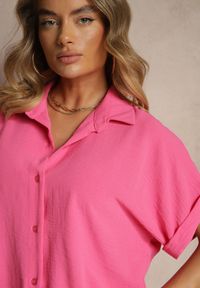 Renee - Fuksjowa Koszula o Kroju Oversize Natressa. Okazja: na co dzień, na spotkanie biznesowe. Typ kołnierza: kołnierzyk klasyczny. Kolor: różowy. Materiał: jeans. Wzór: aplikacja. Styl: biznesowy, klasyczny, casual #3