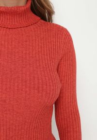 Born2be - Czerwony Golf z Prążkowanej Dzianiny Maez. Typ kołnierza: golf. Kolor: czerwony. Materiał: prążkowany, dzianina. Długość rękawa: długi rękaw. Długość: długie. Styl: klasyczny #5