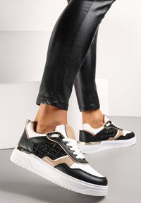 Renee - Czarne Sneakersy Ozdobione Wstawką z Tweedowego Materiału Saini. Kolor: czarny. Materiał: materiał. Wzór: aplikacja
