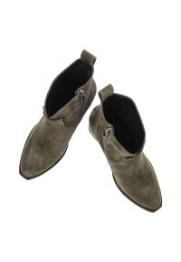 Zielone Botki Karino Modne Buty Damskie. Okazja: na co dzień. Kolor: zielony. Materiał: materiał, welur, skóra, futro, syntetyk. Wzór: aplikacja. Sezon: jesień, zima. Obcas: na obcasie. Styl: elegancki, casual, klasyczny. Wysokość obcasa: średni #6