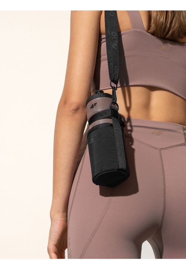 4f - 4F Torebka na butelkę na ramię damska 4F x Anna Lewandowska Uniwersalny. Kolor: czarny. Materiał: materiał. Wzór: nadruk