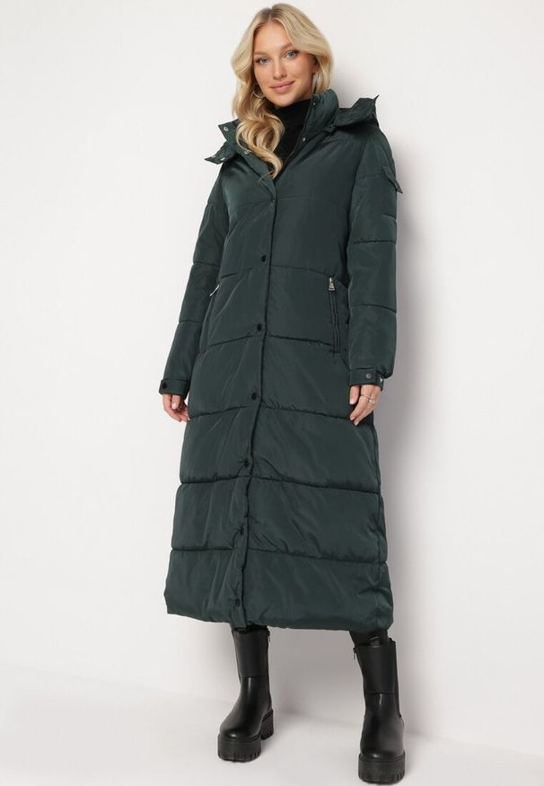 Born2be - Ciemnozielona Długa Kurtka Płaszcz Pikowana z Kapturem Bellique. Typ kołnierza: kaptur. Kolor: zielony. Długość: długie. Wzór: aplikacja