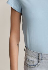 Renee - Jasnoniebieski T-shirt Kahlisiphe. Okazja: na co dzień, do domu. Kolor: niebieski. Materiał: dzianina, bawełna. Długość rękawa: krótki rękaw. Długość: krótkie. Styl: wakacyjny, casual #3