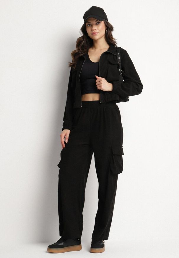 Born2be - Czarny Komplet Dresowy w Stylu Cargo Bluza ze Stójką i Szerokie Spodnie Arritarra. Kolor: czarny. Materiał: dresówka. Wzór: aplikacja