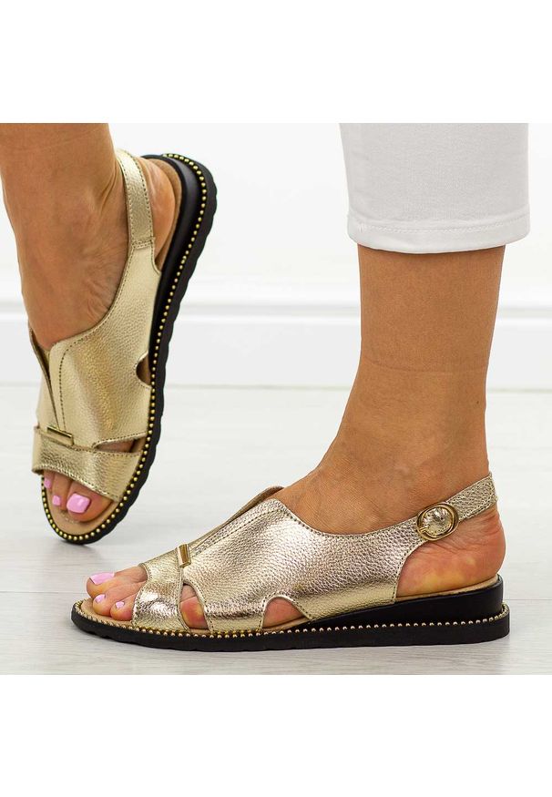 Złote skórzane sandały damskie na koturnie Filippo Ds4470/26. Okazja: na co dzień, na spacer, na imprezę. Kolor: złoty. Materiał: skóra. Sezon: wiosna, lato. Styl: elegancki, klasyczny, wakacyjny, casual