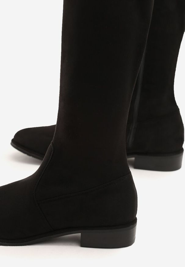 Renee - Czarne Zamszowe Kozaki Sorry Not Sorry. Nosek buta: okrągły. Zapięcie: zamek. Kolor: czarny. Szerokość cholewki: normalna. Wysokość cholewki: przed kolano. Materiał: zamsz. Sezon: jesień, wiosna, zima. Obcas: na obcasie. Wysokość obcasa: niski