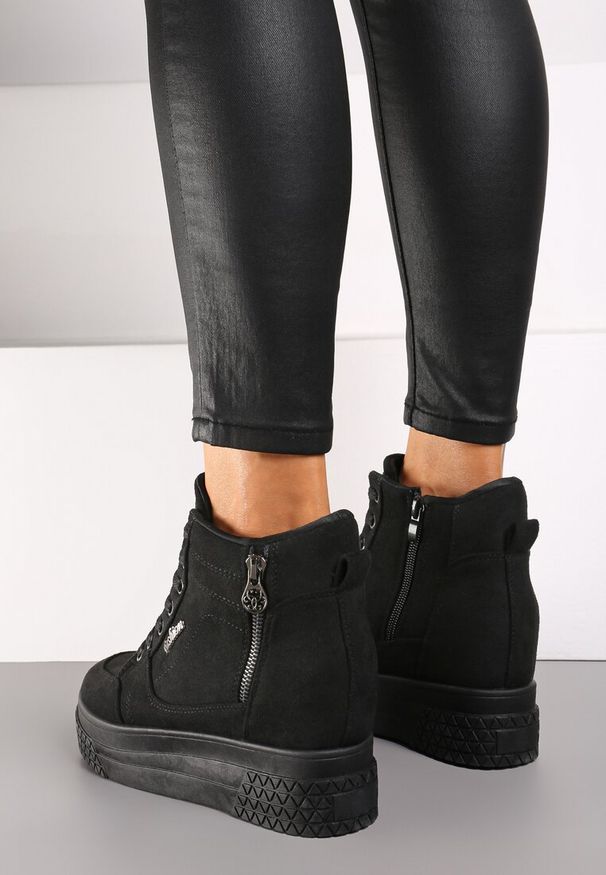Renee - Czarne Sneakersy na Koturnie z Metalicznymi Detalami i Dodatkowym Suwakiem Dailise. Okazja: na co dzień. Zapięcie: zamek. Kolor: czarny. Materiał: jeans. Obcas: na koturnie