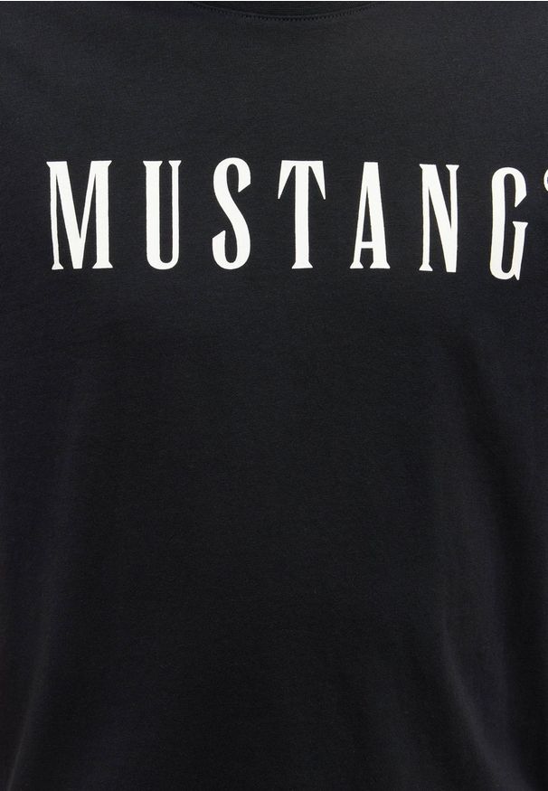 Mustang - Męski T-Shirt Koszulka MUSTANG Style Austin Black 1014695 4142. Okazja: na co dzień. Kolekcja: plus size. Materiał: jeans, bawełna. Wzór: aplikacja. Styl: casual, klasyczny, elegancki