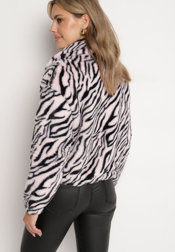 Born2be - Jasnoróżowa Futrzana Kurtka w Zebrę o Prostym Kroju ze Ściągaczem i Kieszeniami Velsomi. Kolor: różowy. Materiał: futro. Wzór: motyw zwierzęcy. Styl: elegancki