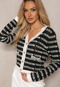 Renee - Czarno-Biały Krótki Kardigan z Napisami Fashion i Guzikami Winifa. Kolor: czarny. Długość: krótkie. Wzór: napisy