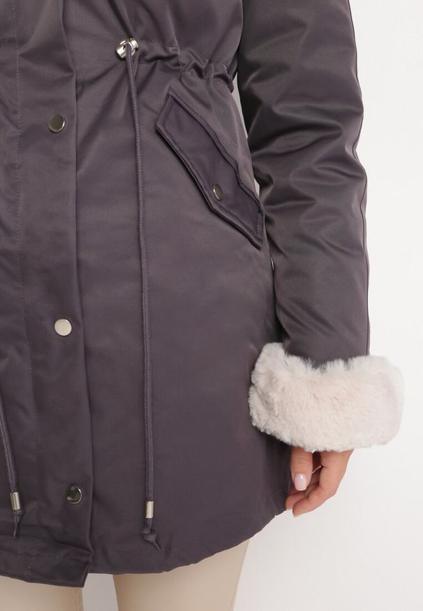 Born2be - Ciemnoszara Kurtka Parka z Futerkiem Koni. Kolor: szary. Materiał: futro