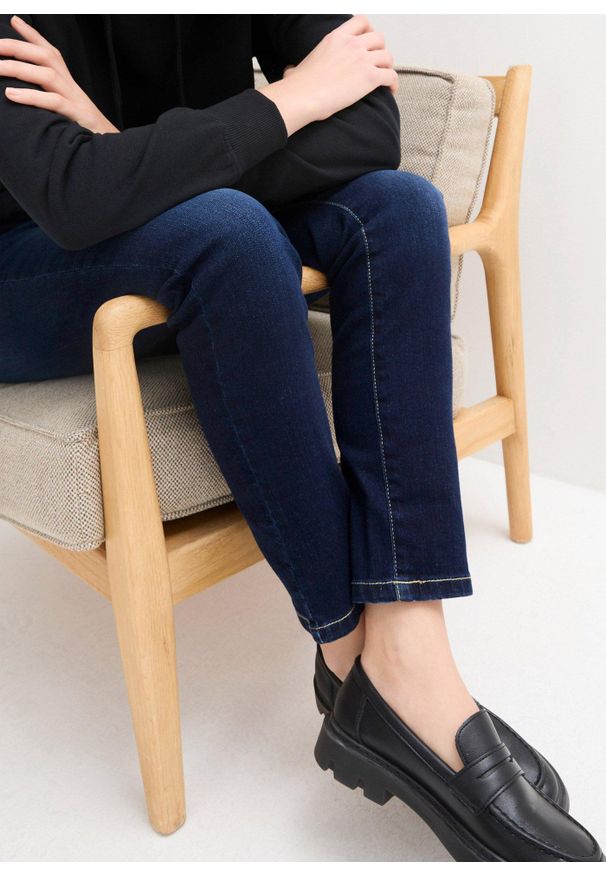 bonprix - Dżinsy ze stretchem o kroju boyfriend, mid waist. Kolor: niebieski
