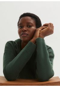 bonprix - Sweter z dekoltem w serek i kapturem. Typ kołnierza: dekolt w serek. Kolor: zielony. Styl: sportowy #3