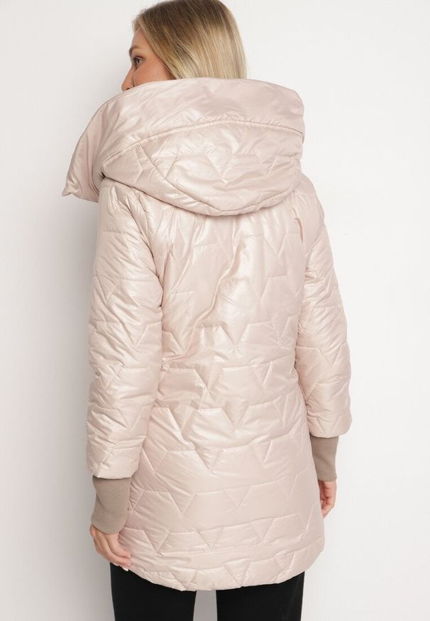 Born2be - Jasnobeżowa Pikowana Kurtka z Kapturem i Rękawami ze Ściągaczami Melorisea. Okazja: na spacer. Typ kołnierza: kaptur. Kolor: beżowy. Materiał: jeans. Styl: elegancki